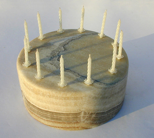 Cake, 1996, onyx and candles, 16 x 18 x 18 cm. / 6.2 x 7 x 7 in.